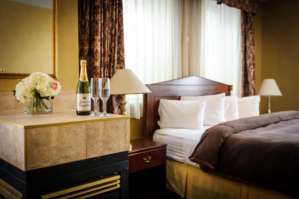 Peterborough Inn & Suites Hotel المظهر الخارجي الصورة