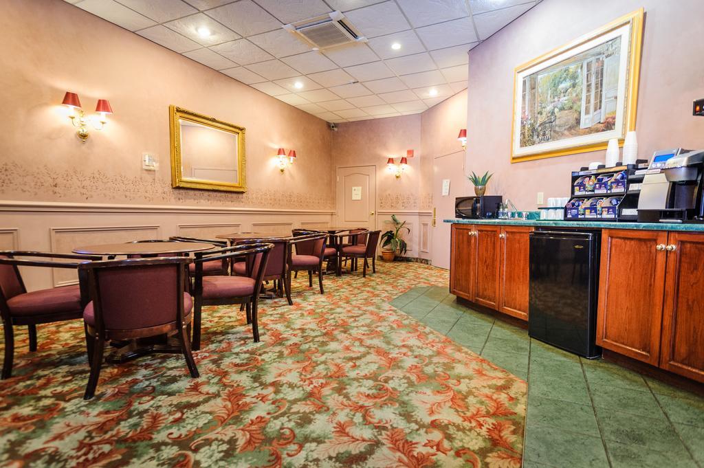 Peterborough Inn & Suites Hotel المظهر الخارجي الصورة