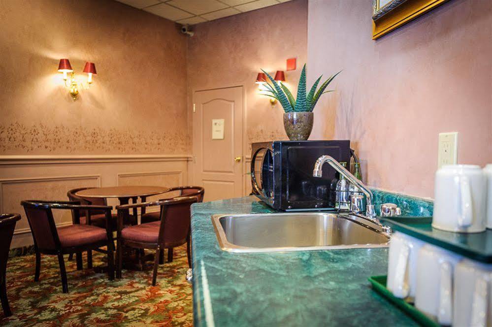Peterborough Inn & Suites Hotel المظهر الخارجي الصورة